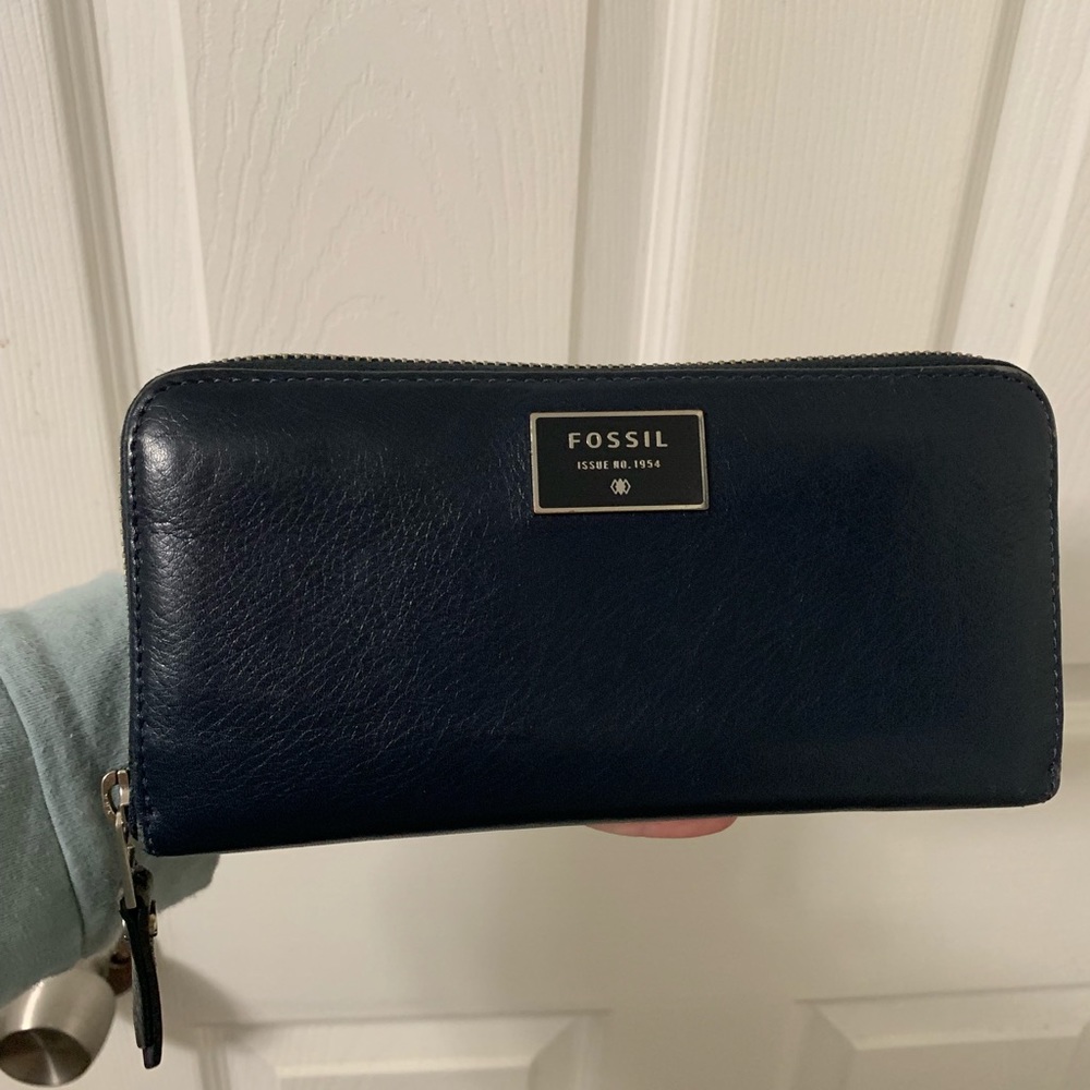 Navy fossil leather wallet, excellent condition.